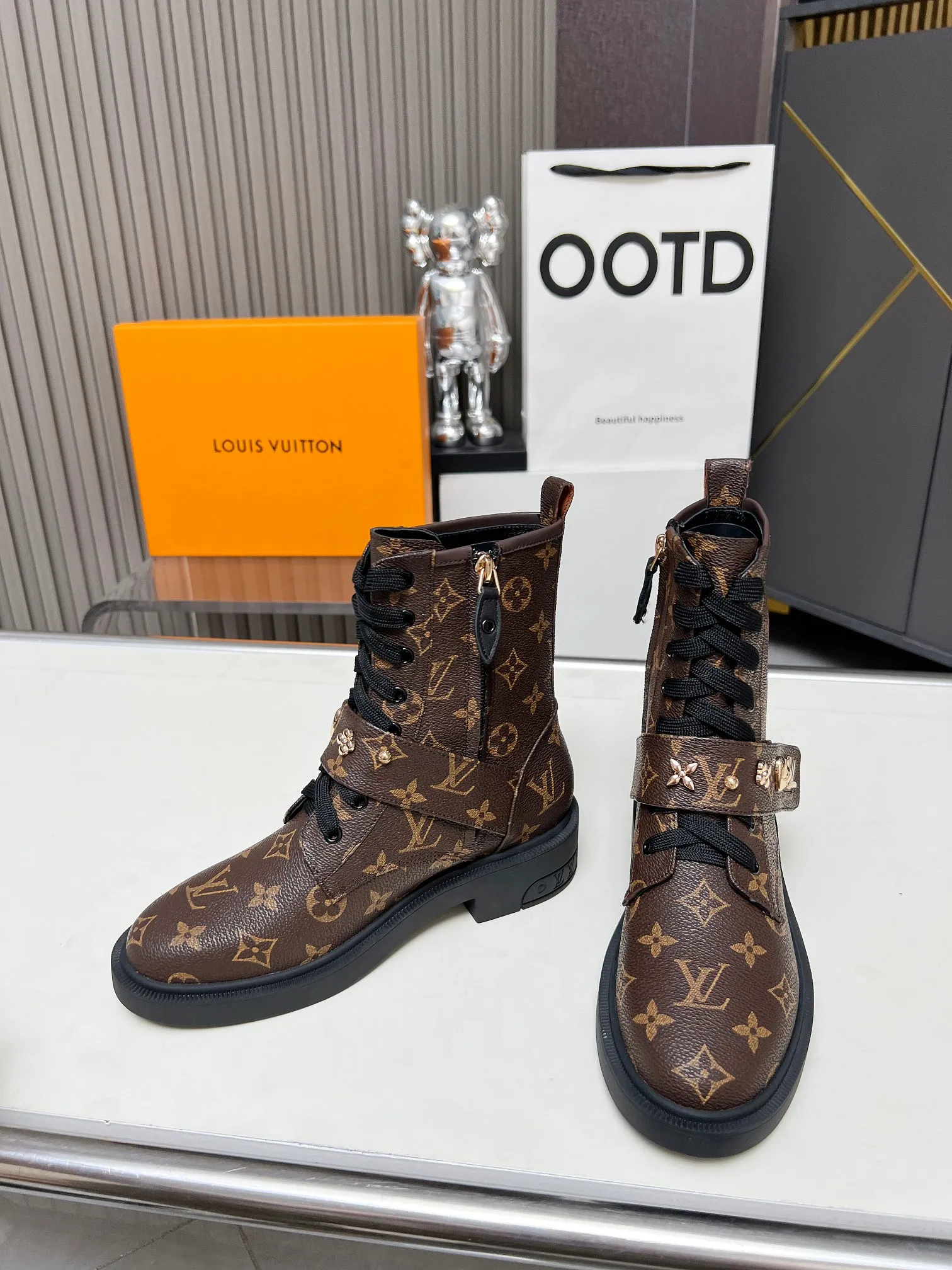 👟👟Ex-factory price 760👟👟Louis Vuitton 2024 autumn and winter high-end customization, major star Internet celebrity catwalk style, century-old classic, exquisite craftsmanship, comfortable on the feet, side zipper design for easy putting on and taking off. This Citizen flat boots are made of smooth cow leather, with rich elements to interpret military style. Adjustable Velcro laces are accented with studs, giving the Monogram flower and LV Twist logo a metallic sheen, while a lightweight rubber outsole completes the look. Fabric: full-grain cowhide, lining: cowhide, buckle: original mold, outsole, original mold, color: black cowhide, black open edge beads, coffee color, code number: 36 to 40 (41 and 42 can be customized, non-refundable). Bosses are welcome to order (open edge beads + 10 meters)